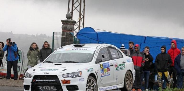 Óscar Palacio con un R4 en el Rally Villa de Tineo