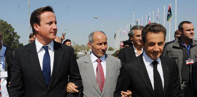Cameron y Sarkozy en Benghazi: "Libia volverá a la ONU la próxima semana"