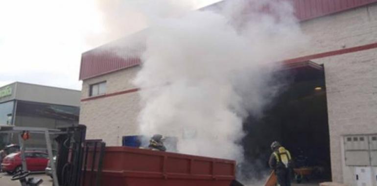 Un incendio destruye una vieja oficina del Posu Santa Bárbara