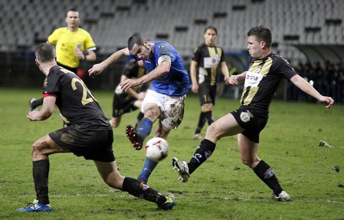 El Oviedo repite ante el Avilés