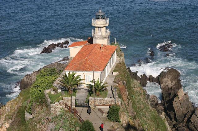 El faro de Cudillero van a ponelu más altu...