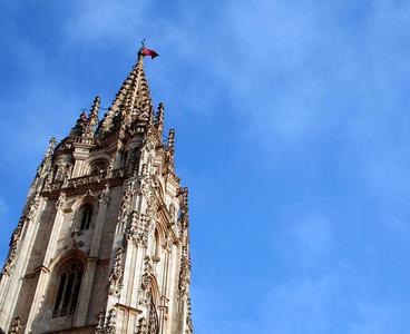 La catedral sobre azul