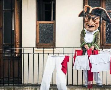 Caravinagre prepara la ropa de San Fermín