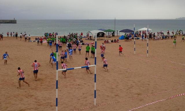 Rugby en la playa de Luanco