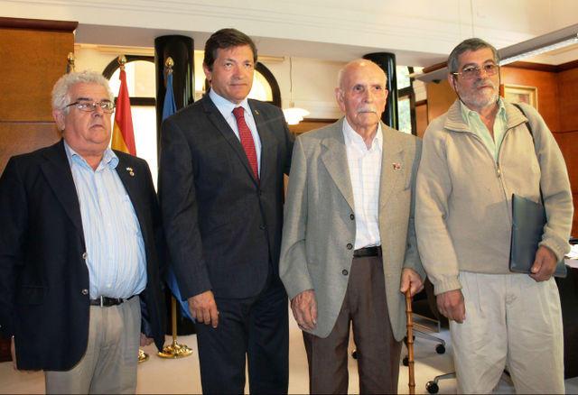 El presidente del Principado con Club Tinetense de Buenos Aires