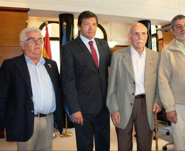 El presidente del Principado con Club Tinetense de Buenos Aires