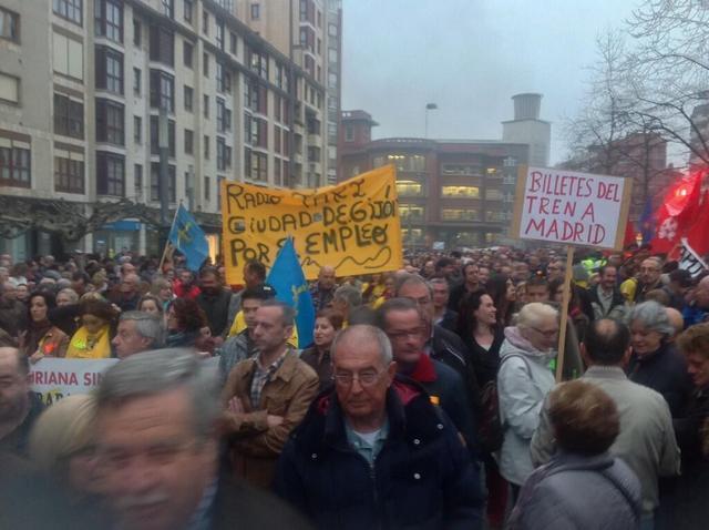 Miles claman en Gijón/Xixón contra el austericidio 