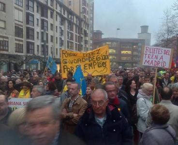 Miles claman en Gijón/Xixón contra el austericidio 