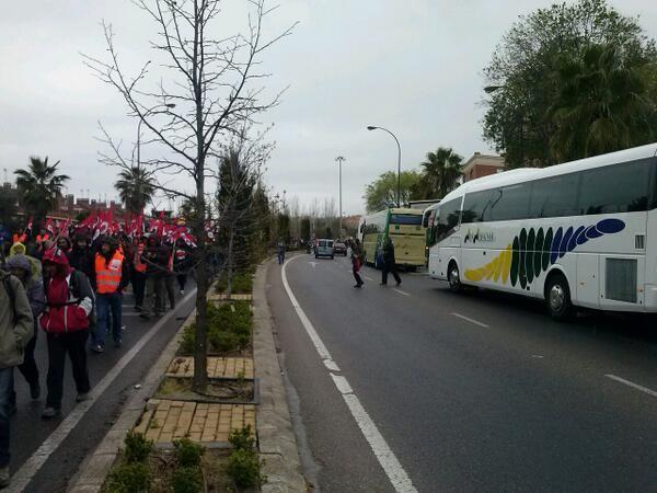 Siguen llegando autobuses incorporándose en mitad de la marcha. #22M 