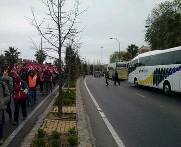 Siguen llegando autobuses incorporándose en mitad de la marcha. #22M 