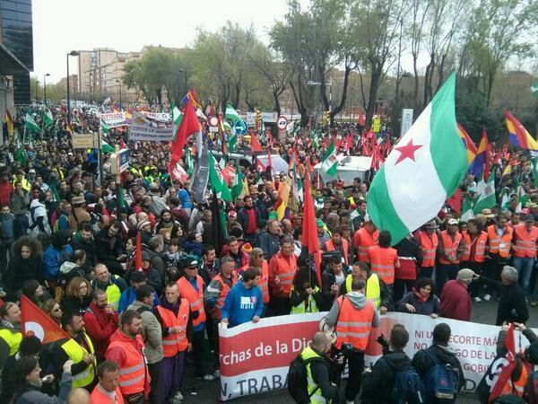   #22mMarchasPorLaDignidad Esta es #22M.la gente que hay por ahora en la marcha sur, esperando autobuses... 