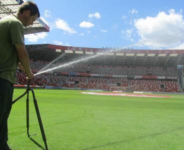 El Molinón vive sus últimos preparativos para el partido de esta tarde