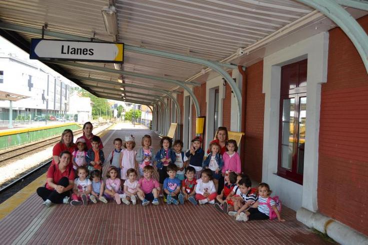 Los niños de la Escuela de 0 a 3 años de Llanes se van de tren