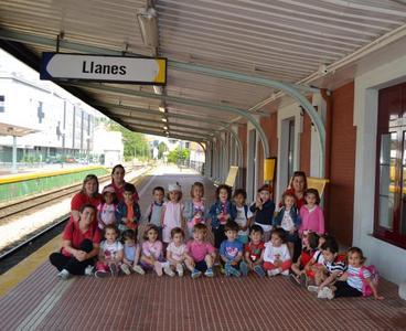 Los niños de la Escuela de 0 a 3 años de Llanes se van de tren