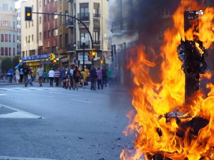 La calle está que arde...