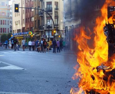 La calle está que arde...