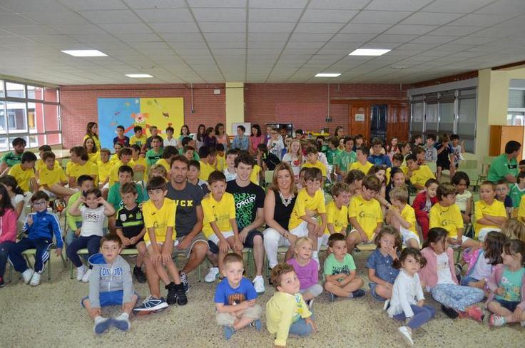 Los niños del Campamento Urbano de Llanes, con el piloto Javi Villa 