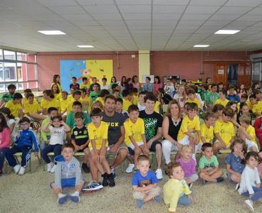 Los niños del Campamento Urbano de Llanes, con el piloto Javi Villa 