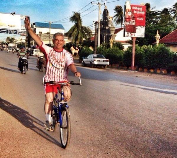 Kike Figaredo con la camiseta del #Sporting por Camboya 