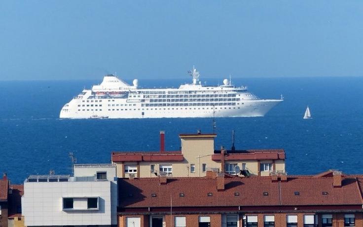 El lujoso Silversea Cloud hizo escala en Gijón en viaje hacia Lisboa