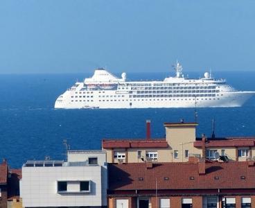 El lujoso Silversea Cloud hizo escala en Gijón en viaje hacia Lisboa