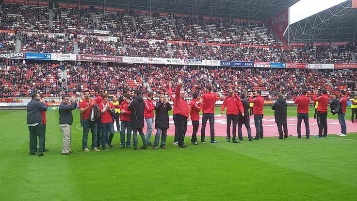 #LaCopaenGijon.El Molinón en pleno y el Sporting en homenaje al @gijonjovellanos