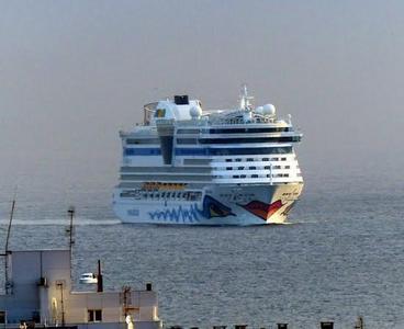 El crucero AidaBella desembarca más de 2.000 turistas alemanes en Gijón