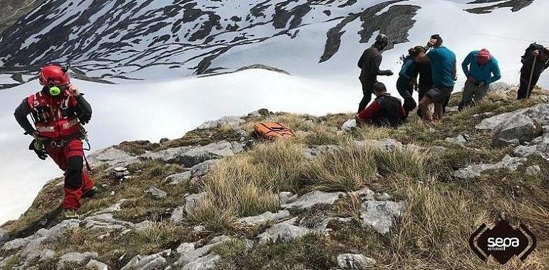 Rescatados dos montañeros heridos por un alud de nieve en Cabrales