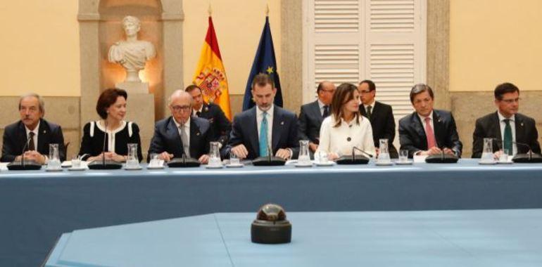 Los Reyes presiden la reunión con los Patronos de la Fundación Princesa de Asturias