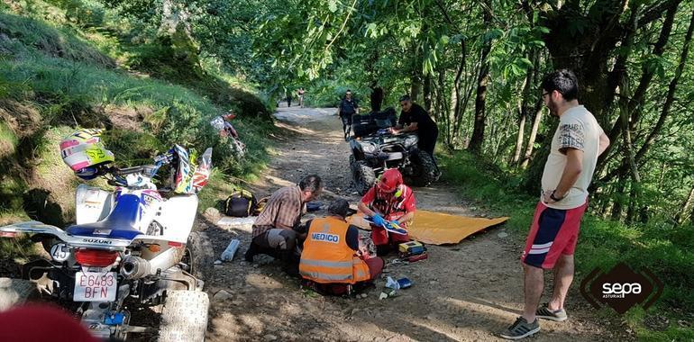 Evacúan al HUCA un motorista herido tras chocar con un árbol en Sobrescobio