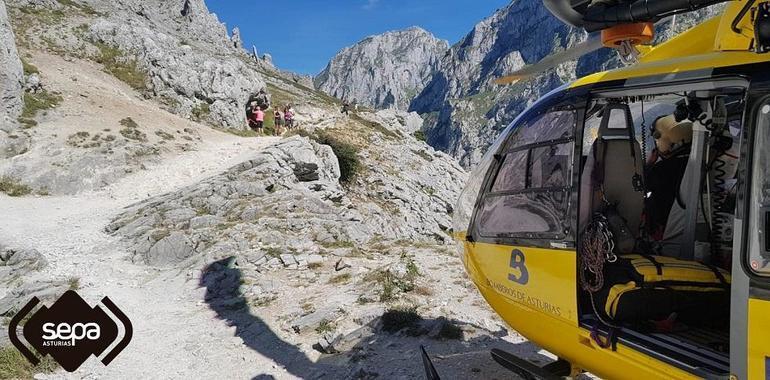 Evacuada una septuagenaria que sufrió un síncope en la Ruta del Cares