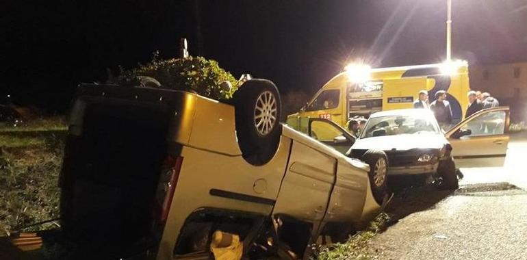 Tres heridos, uno con pronóstico reservado, en accidente en El Franco