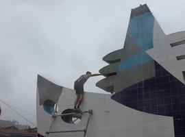 Protesta de Garabuxada por el uso privado de una escultura pública de La Arena