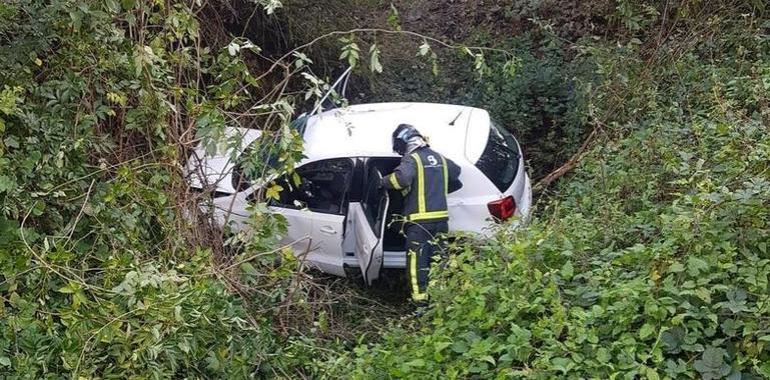 Dos personas heridas en un accidente de tráfico en Campomanes, Lena