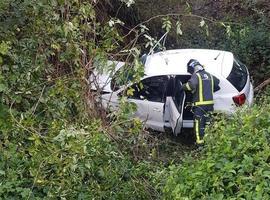 Dos personas heridas en un accidente de tráfico en Campomanes, Lena