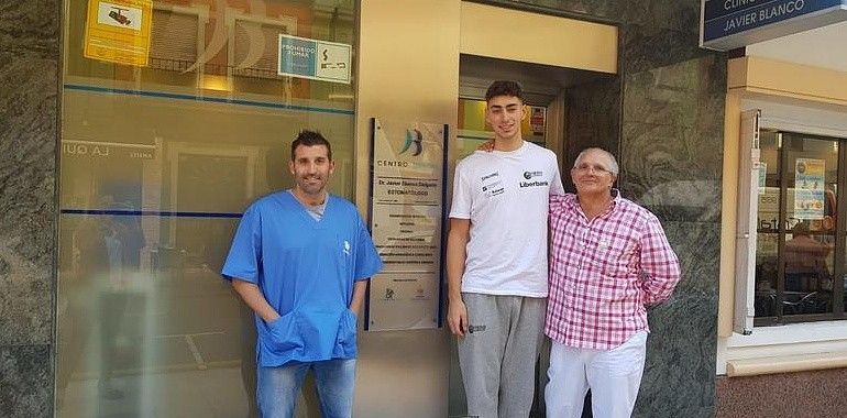 Los jugadores del Liberbank Oviedo Baloncesto pasan reconocimiento en la clínica Javier Blanco