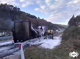 Corte de tráfico de nuevo en la A-8 tras el incendio del camión en Llanes