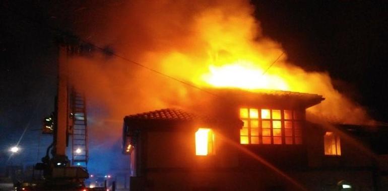 El fuego calcina una vivienda de dos bloques en Noreña