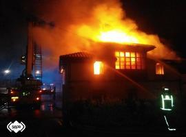 El fuego calcina una vivienda de dos bloques en Noreña