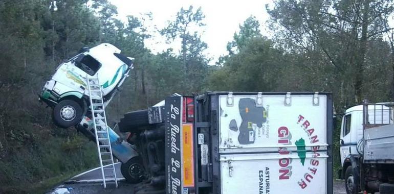 Dos heridos en un accidente de tráfico en El Bao, Navia