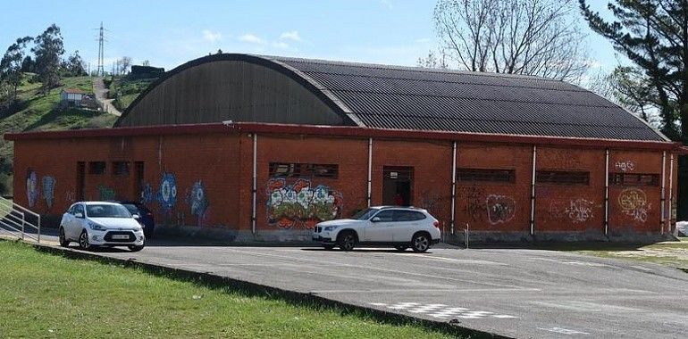 Llanera afronta la reforma de la cubierta del polideportivo del colegio de Lugo