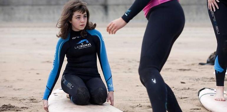 La surfista Carmen López realizará el saque de honor en el partido del Aviles Stadium