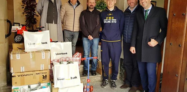 El Oviedo Club Baloncesto entrega los regalos donados a las religiosas de María Inmaculada