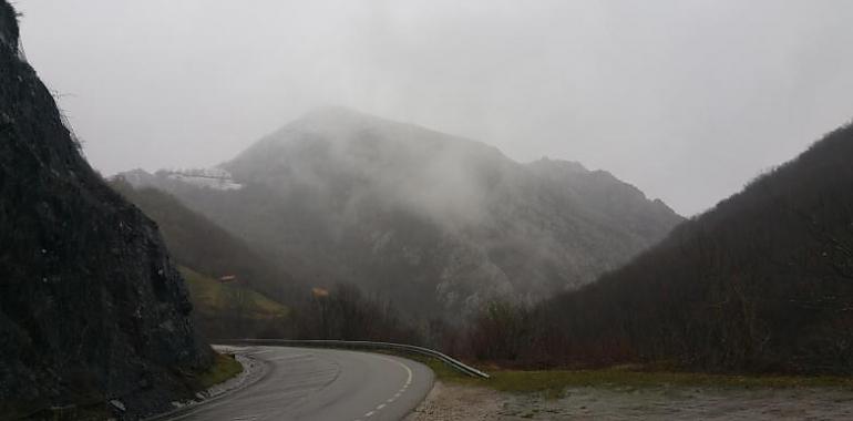 Varios tramos de carretera cortados y previsión de lluvias de hasta 40 litros en Asturias