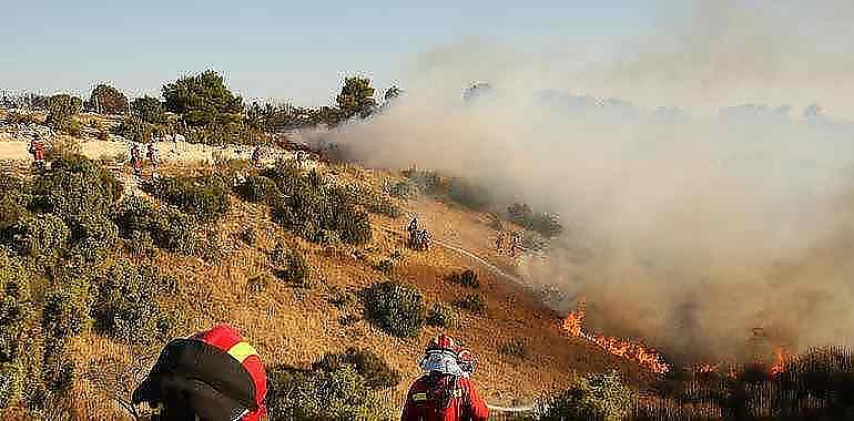 El viento complica las tareas de extinción de incendios forestales desde el aire 