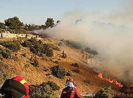 El viento complica las tareas de extinción de incendios forestales desde el aire 