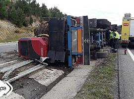 Dos heridos, uno un niño, al volcar un camión en la A-8, en Coaña