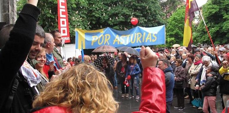 Miles de personas vencen a la lluvia este Primero de Mayo en Mieres