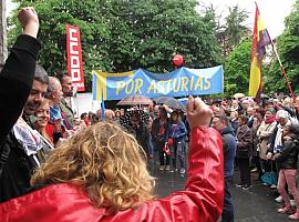 Miles de personas vencen a la lluvia este Primero de Mayo en Mieres