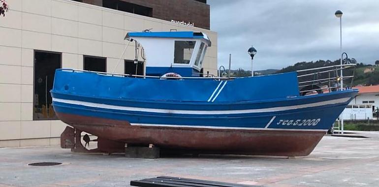 Soto del Barco renueva la lancha ubicada frente al Museo de L Arena